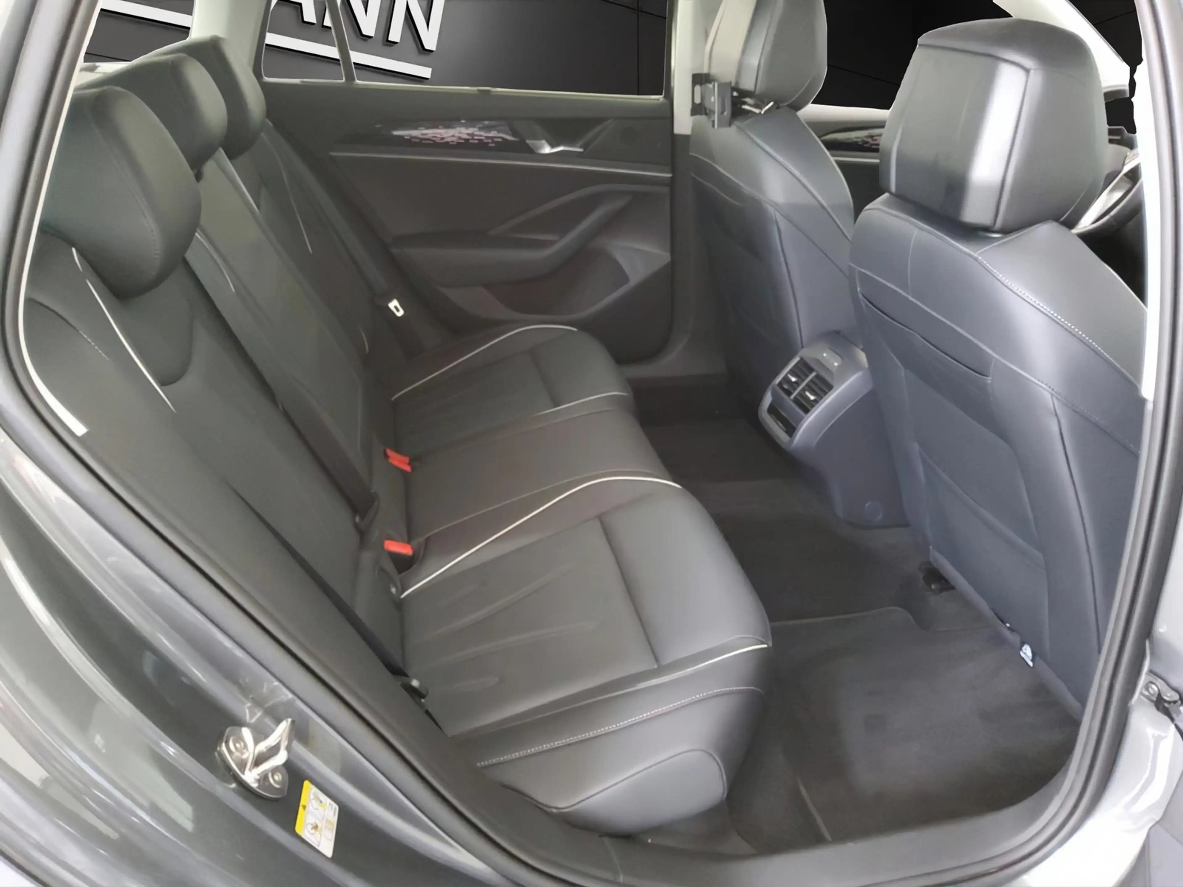 Volkswagen Passat Variant 1.5 eTSI Business DSG LED+AHK+ACP — photo 8