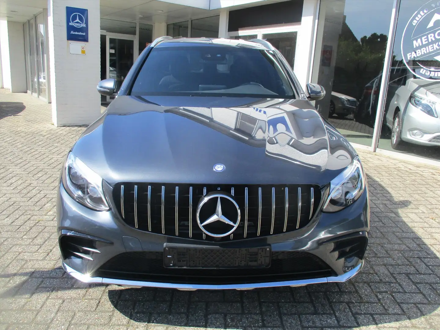 Mercedes-Benz GLC 250 211pk 4MATIC 9G-TRONIC AMG Edition 63 Grijs - 2