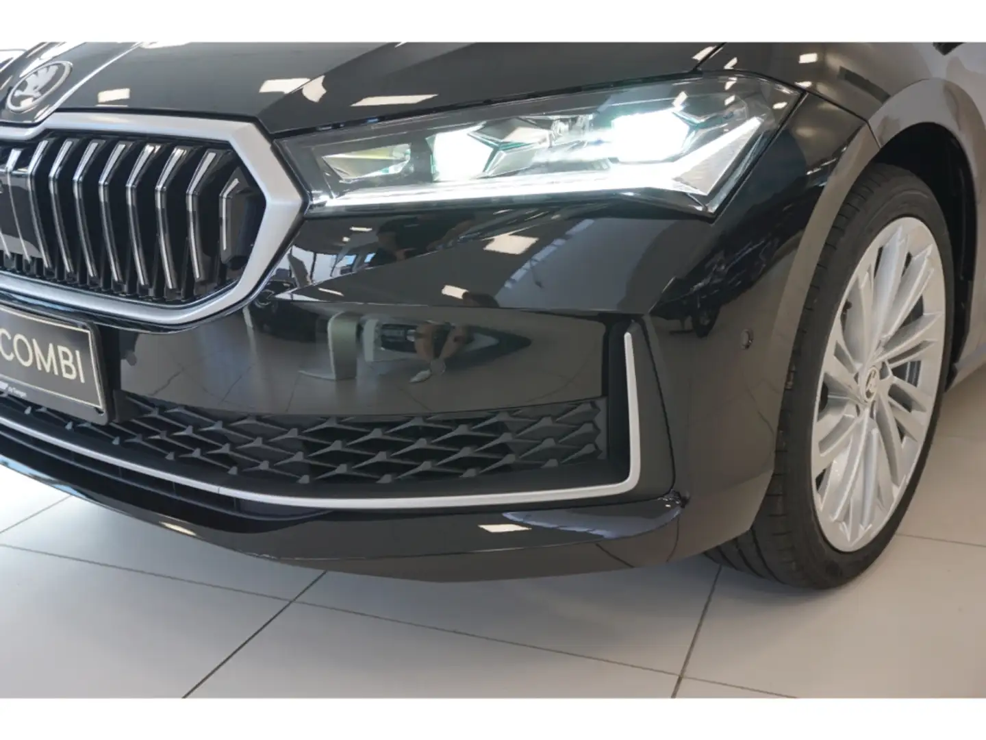 Skoda Superb Combi 2.0 TSI L&K 4x4 DSG AHK Pano DCC Canton Matr Schwarz - 2