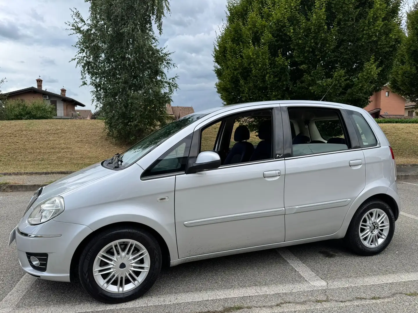 Lancia MUSA Musa 1.3 mjt Oro Plus s Argintiu - 1