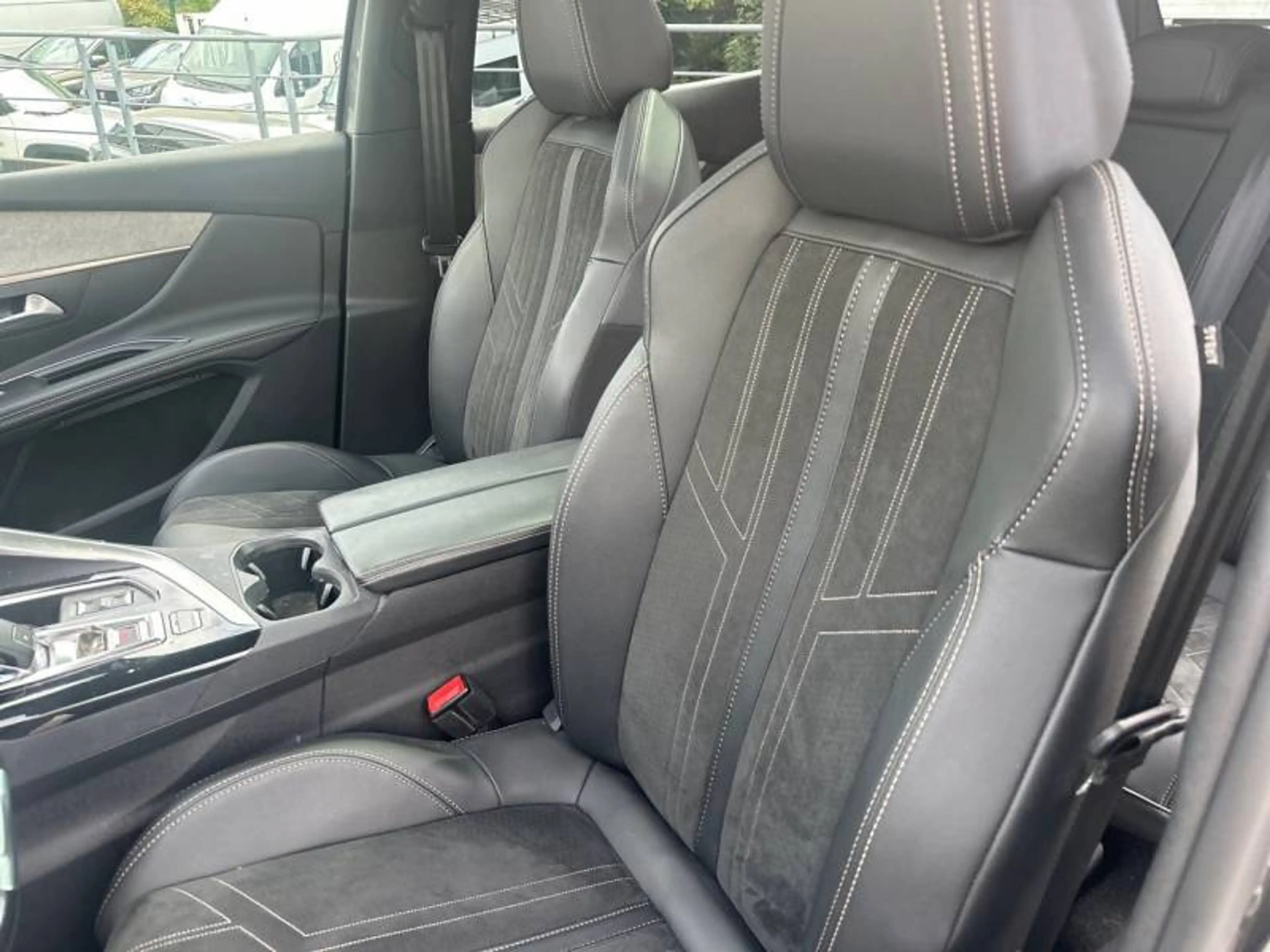 Peugeot 3008 2 1.5 BlueHDi 96kW S&S EAT8 Pack GT — photo 9