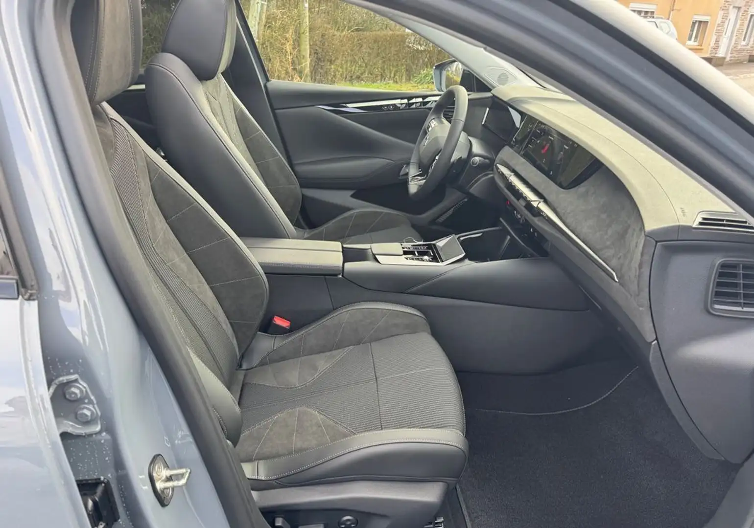 DS Automobiles N°4 ETOILE ALCANTARA HYBRIDE 145 neuve toit pano hayon électrique jantes minéapolis matrix leds cachemire ou cristal pearl 5 Gris - 2