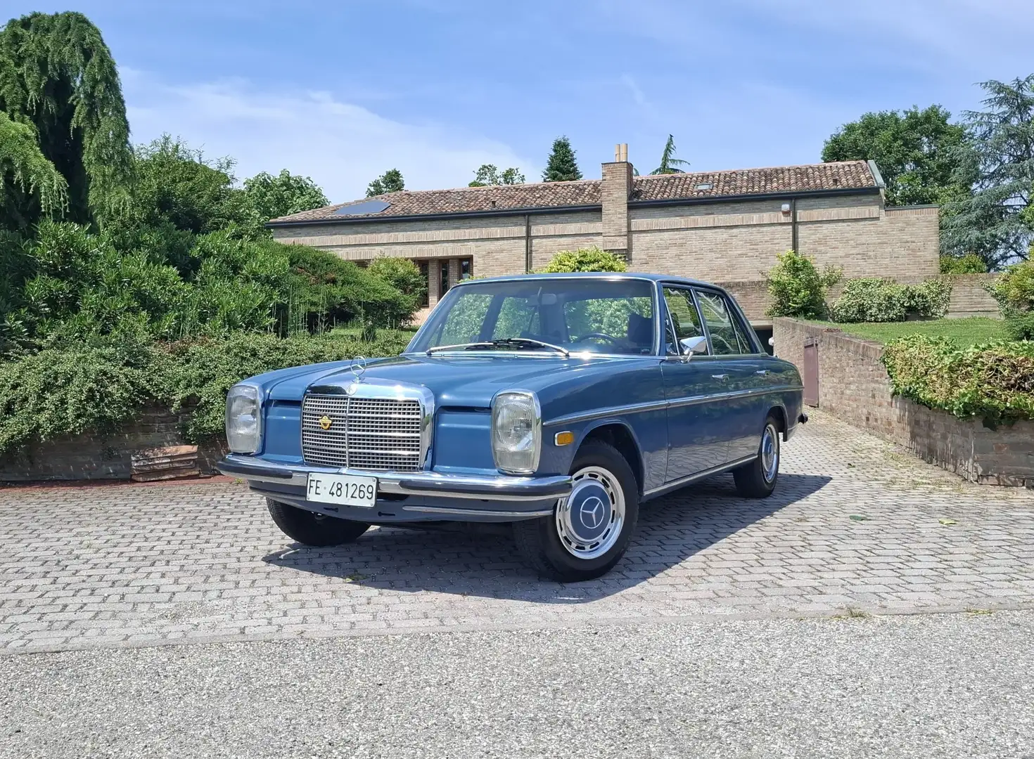 Mercedes-Benz 200 - 1