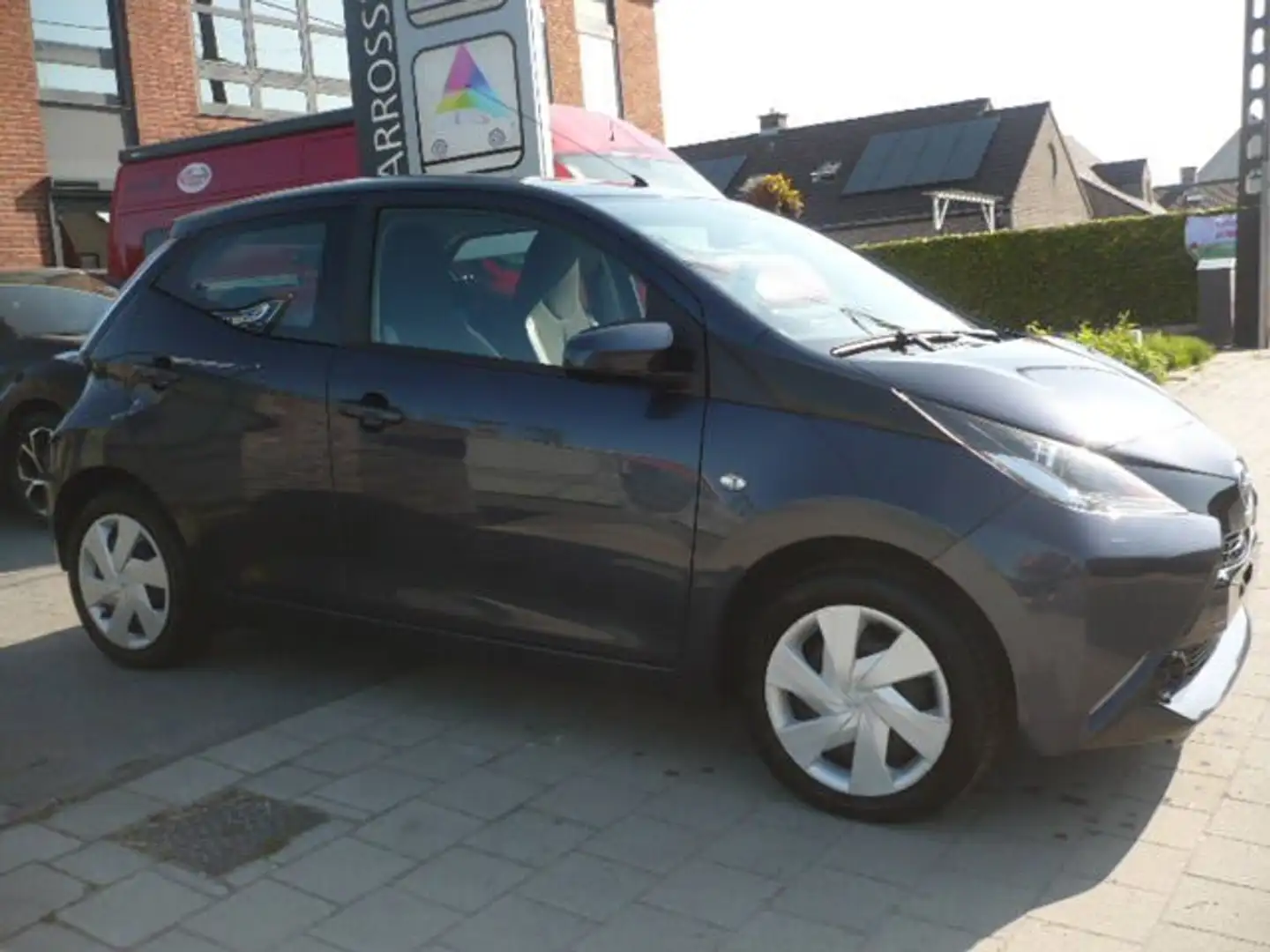 Toyota Aygo 1.0i VVT-i x-play and pack x-cite Blue - 1