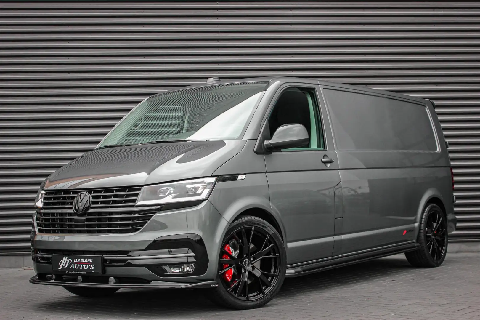 Volkswagen Transporter 2.0 TDI L2H1 150PK DSG JB-EDITION / ACTIVE DISPLAY Grijs - 1