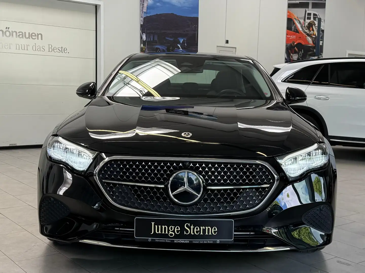 Mercedes-Benz E 200 AVANTGARDE PANO+DISTRO+19"+KEYLESS+CARPLAY Schwarz - 2