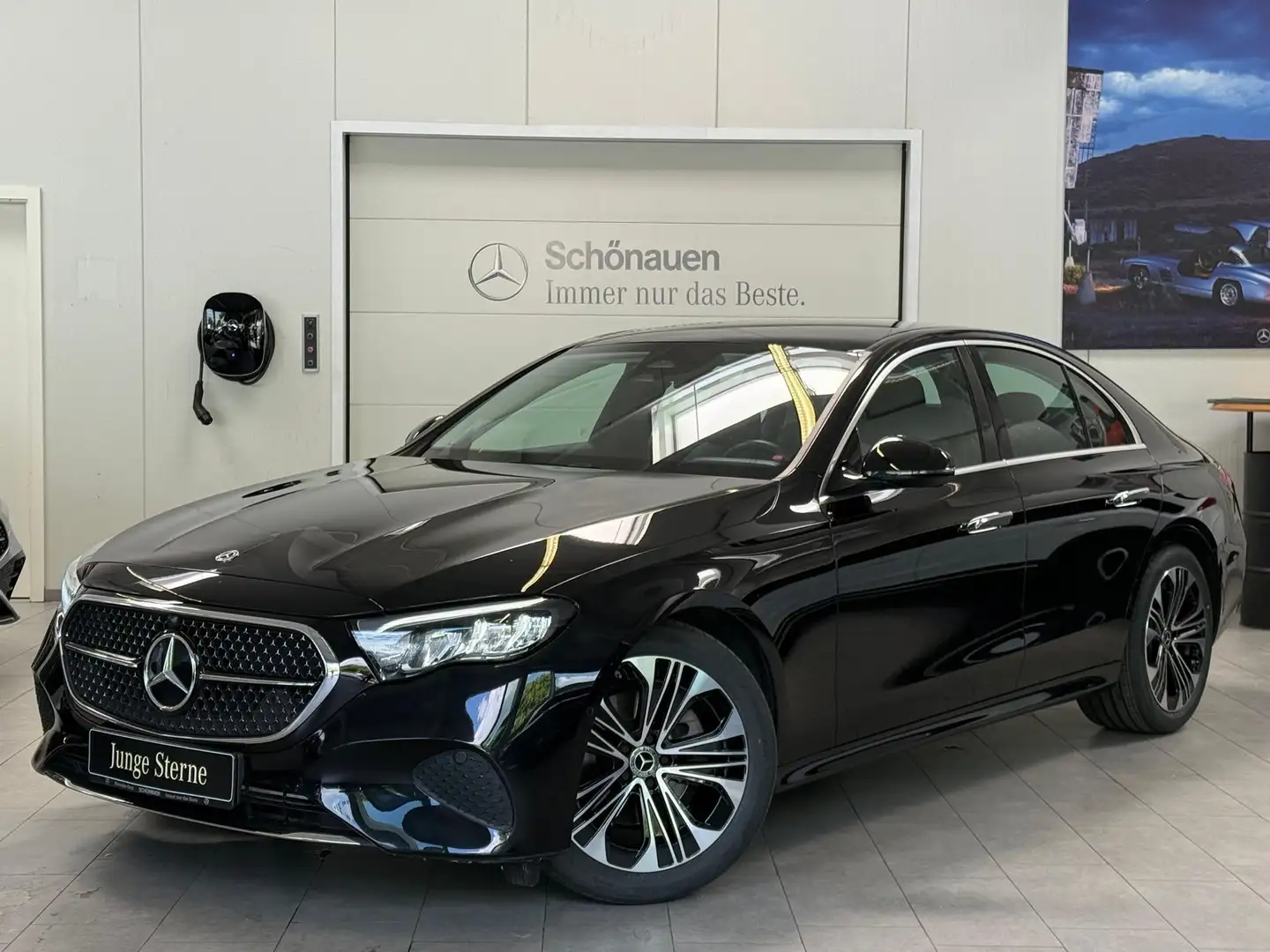 Mercedes-Benz E 200 AVANTGARDE PANO+DISTRO+19"+KEYLESS+CARPLAY Schwarz - 1