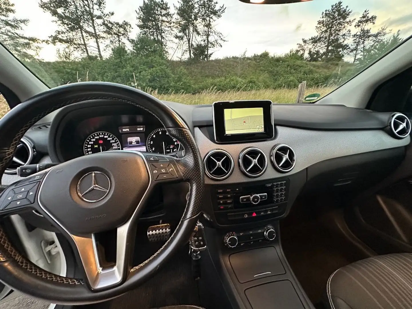 Mercedes-Benz B 200 B 200 (BlueEFFICIENCY) 7G-DCT bijela - 2