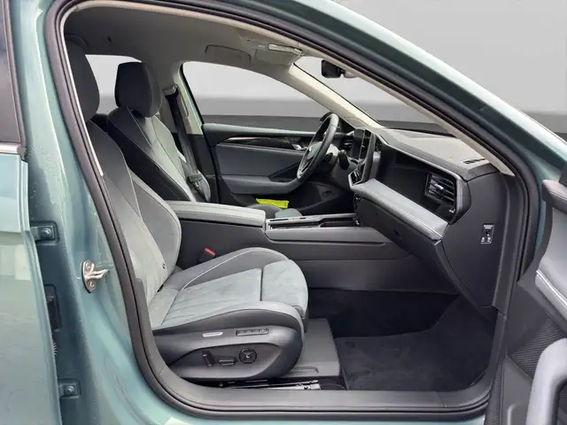 Volkswagen Passat view 4
