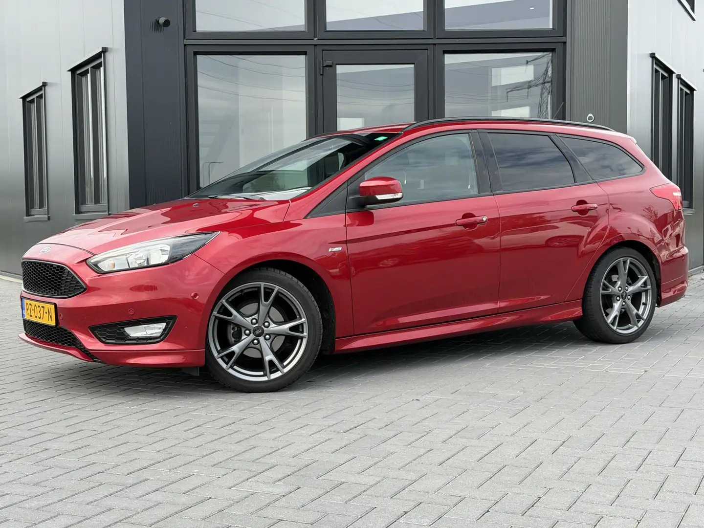Ford Focus Wagon 1.0 ST-Line Clima | Navi | PDC v&a | Trekhaa Rood - 1
