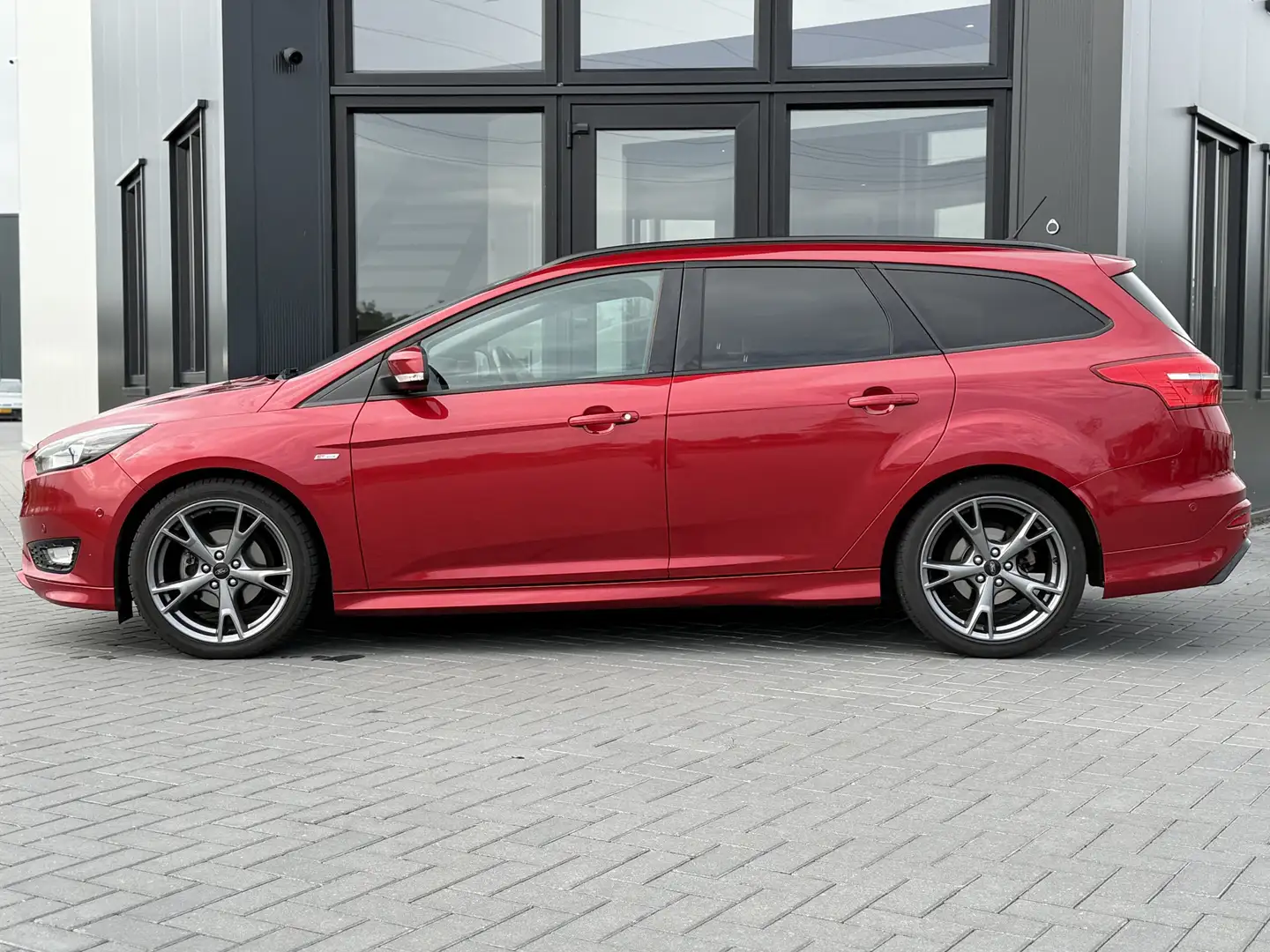 Ford Focus Wagon 1.0 ST-Line Clima | Navi | PDC v&a | Trekhaa Rood - 2