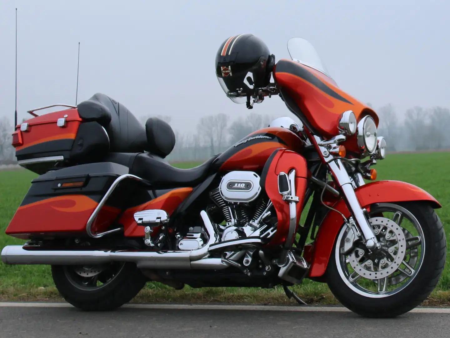 Harley-Davidson CVO Limited Electra Glide Ultra Classic (2013) - FLHTCUSE8 Oranje - 2