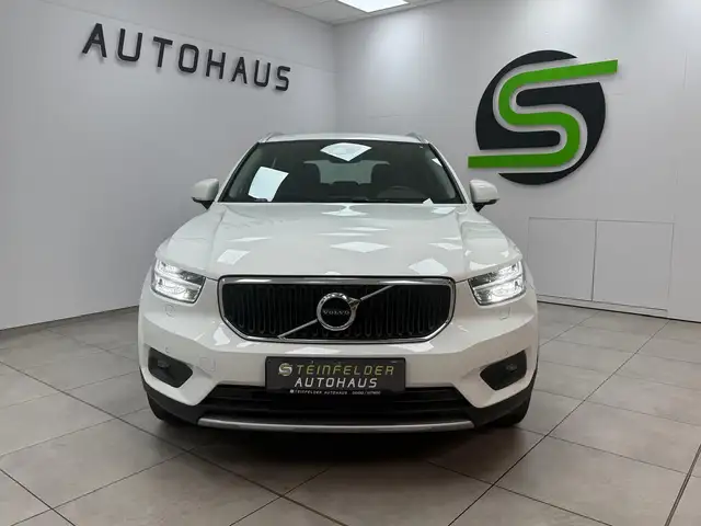 Volvo XC40 view 2