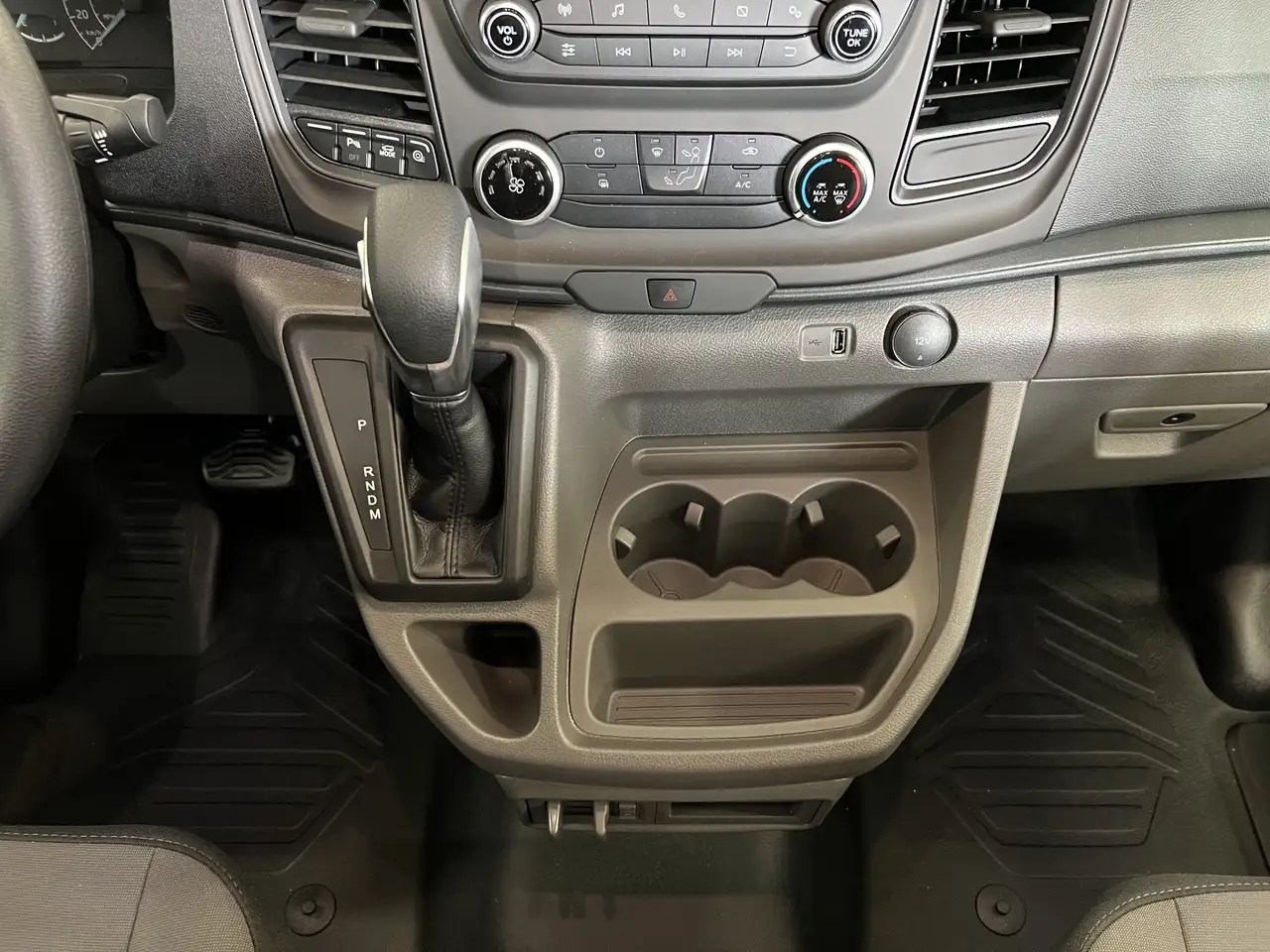 Ford Transit Cargo Van снимка Ford Transit Cargo Van