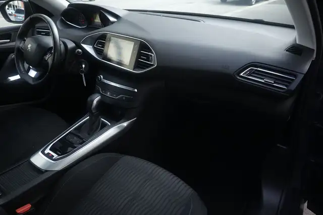 Peugeot 308 view 9