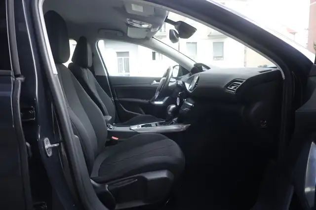 Peugeot 308 view 11