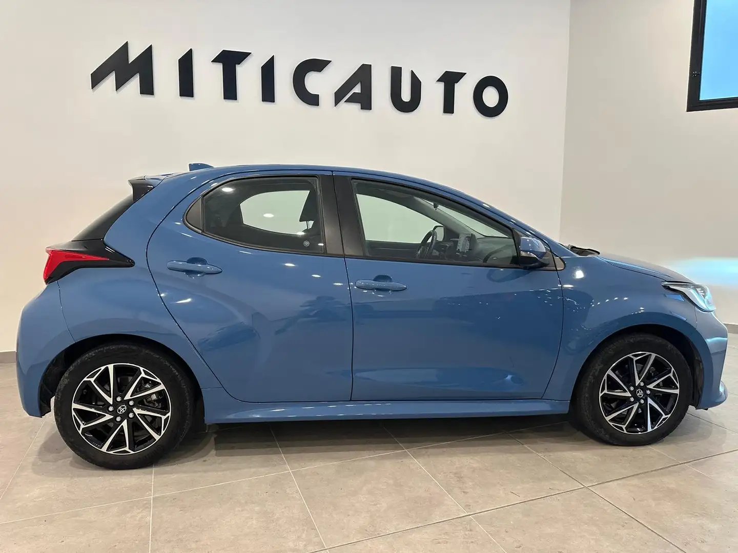Toyota Yaris IV 2022 1.5h Trend Bleu - 2