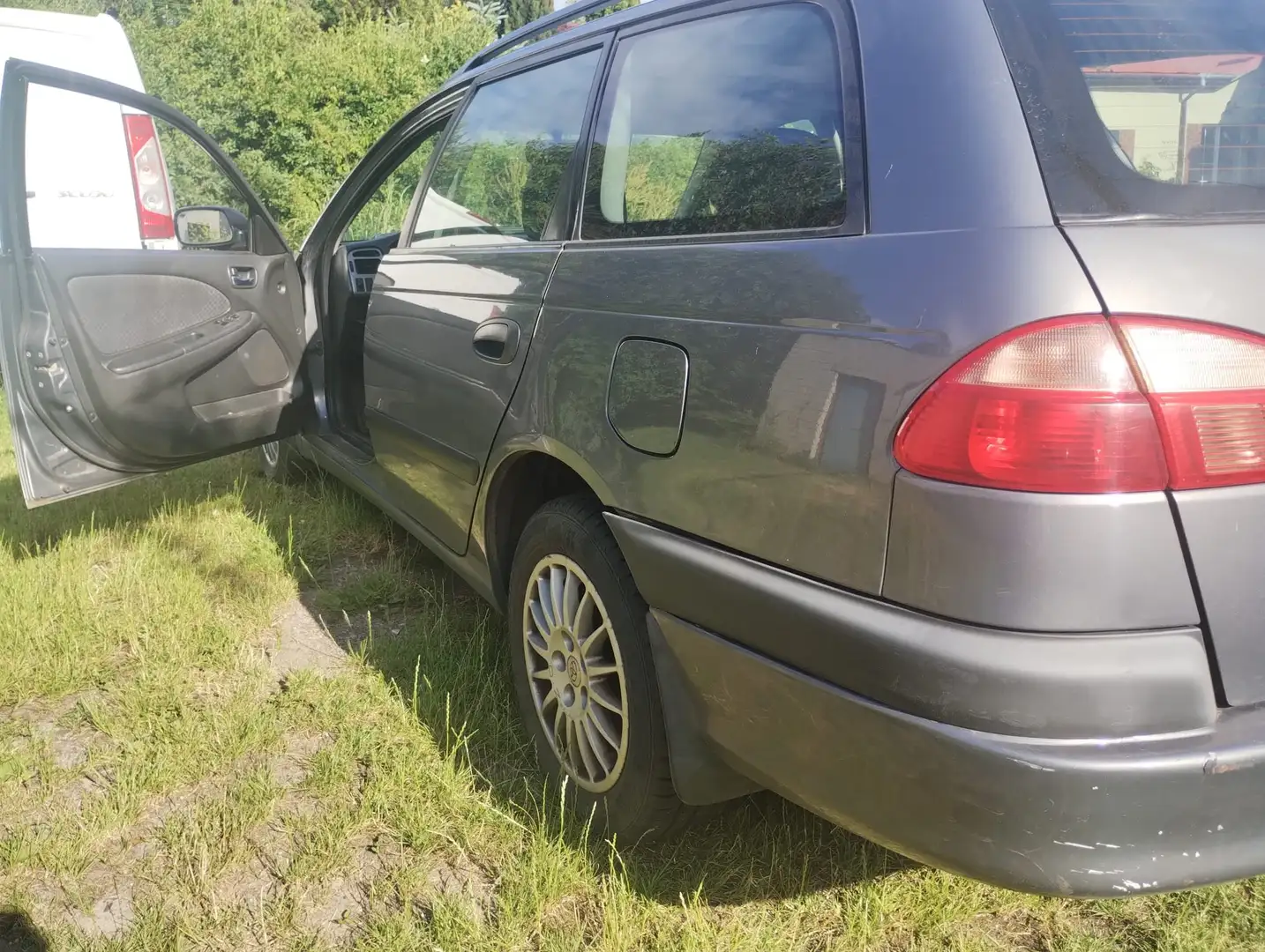 Toyota Avensis 1.8i VVT-i 16v Linea Sol Grijs - 1