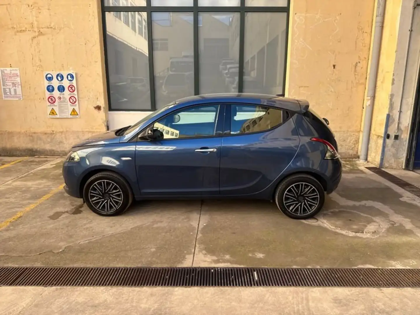 Lancia Ypsilon 1.0 FireFly 70cv S&S Hybrid GOLD Blu/Azzurro - 2