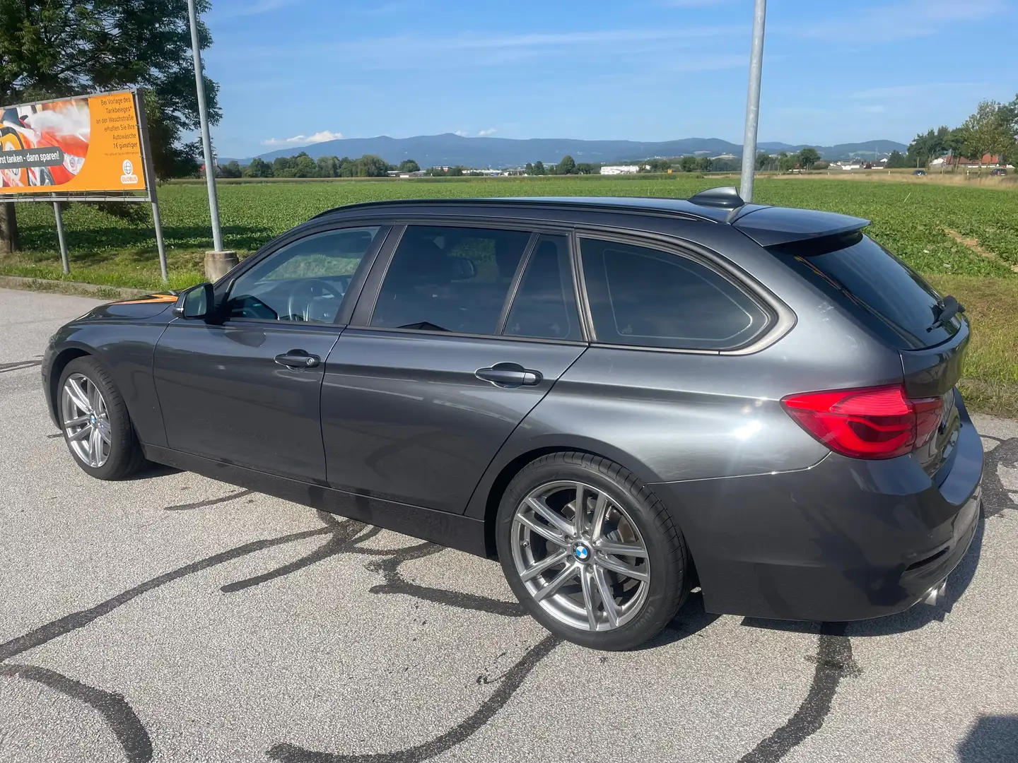 BMW 320 320d Touring Aut.Advantage Grau - 1