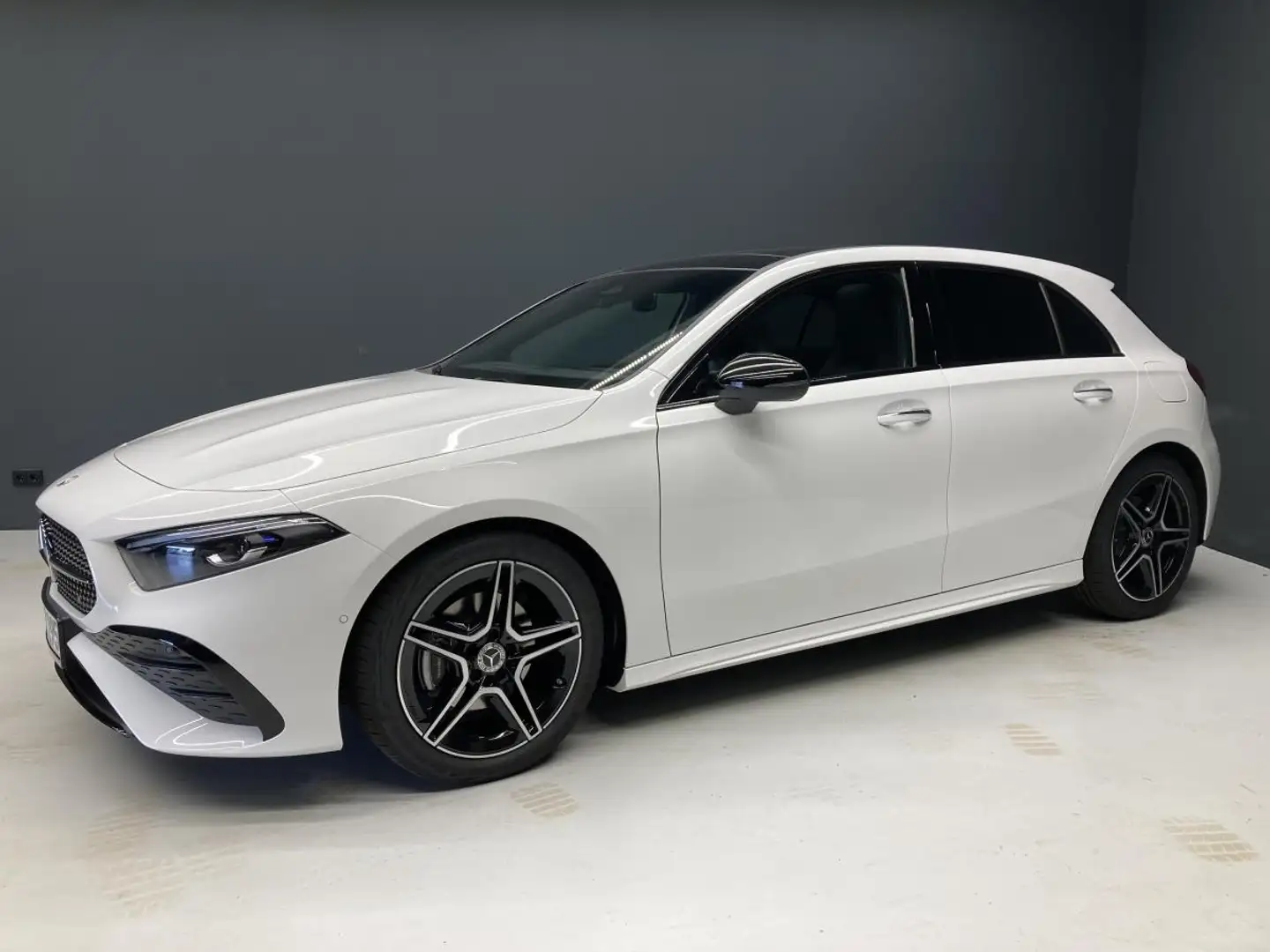 Mercedes-Benz A 200 AMG Advanced Plus Fahrassistent Pano Multibeam Weiß - 1
