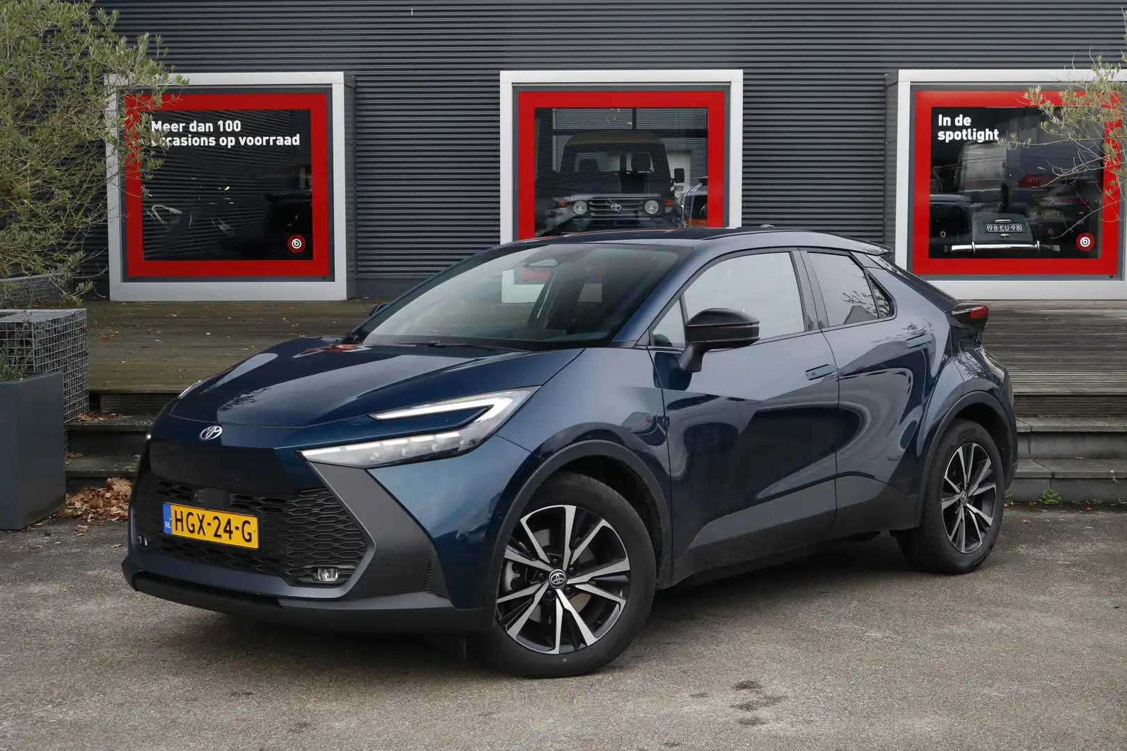 Toyota C-HR 2.0 Plug-in Hybrid 220 First Edition Blauw - 1