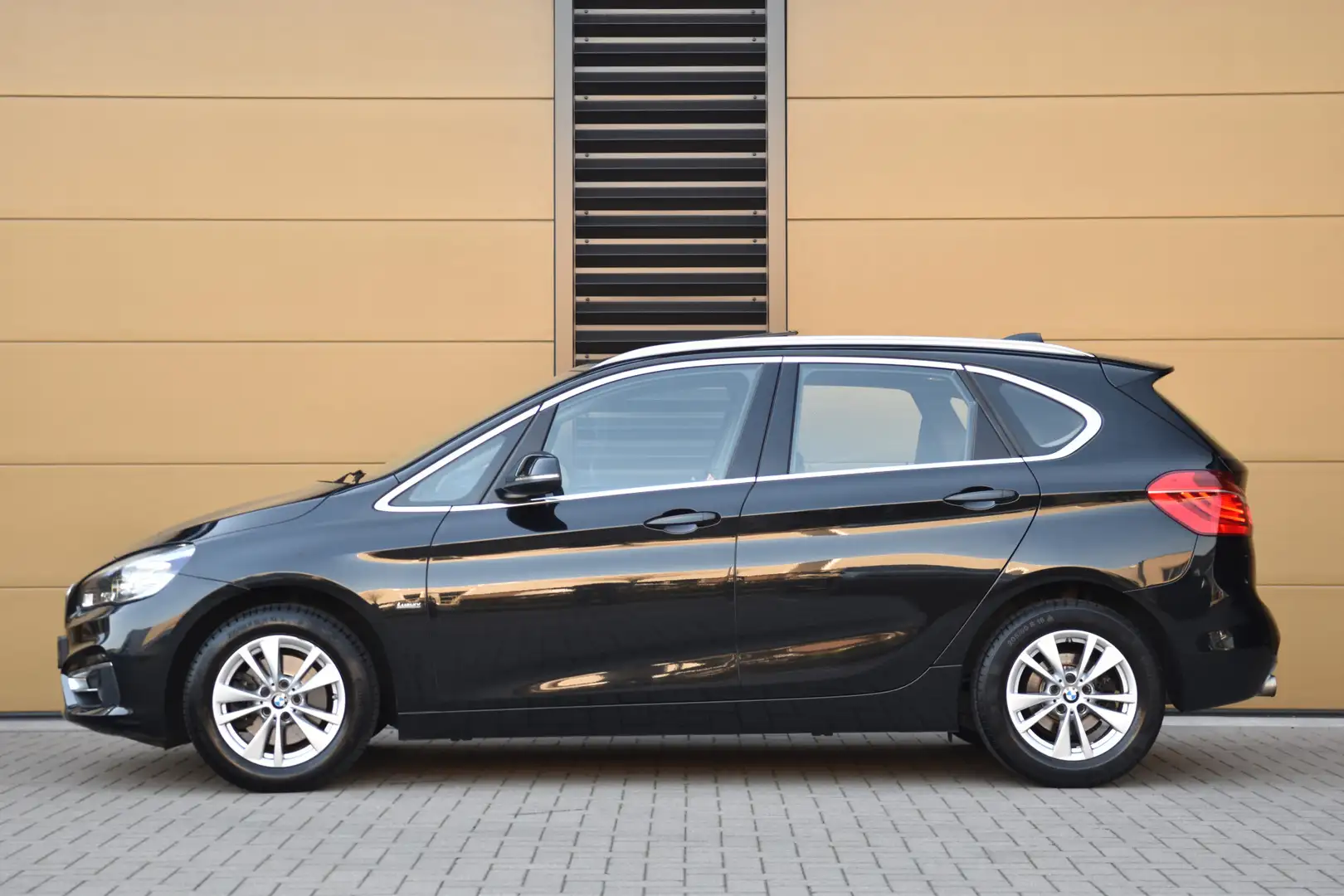 BMW 220 2-serie Active Tourer 220i Centennial High Executi Schwarz - 2
