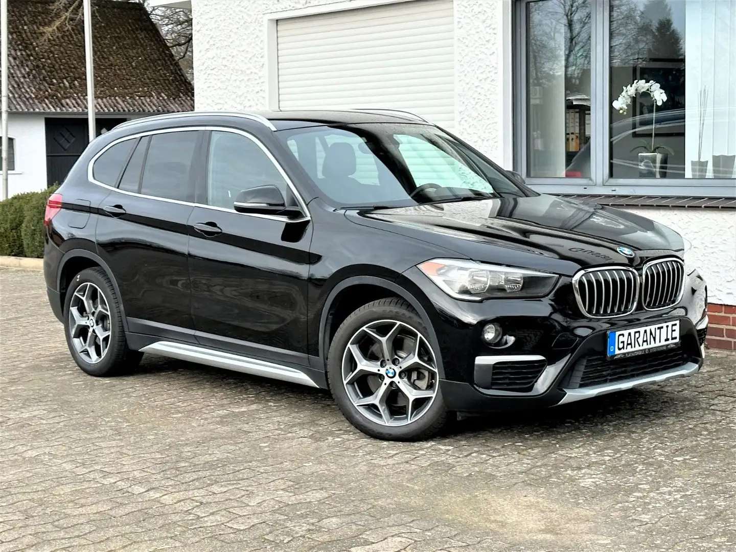 BMW X1 xDrive28i A xLine Leder Navi Schwarz - 1