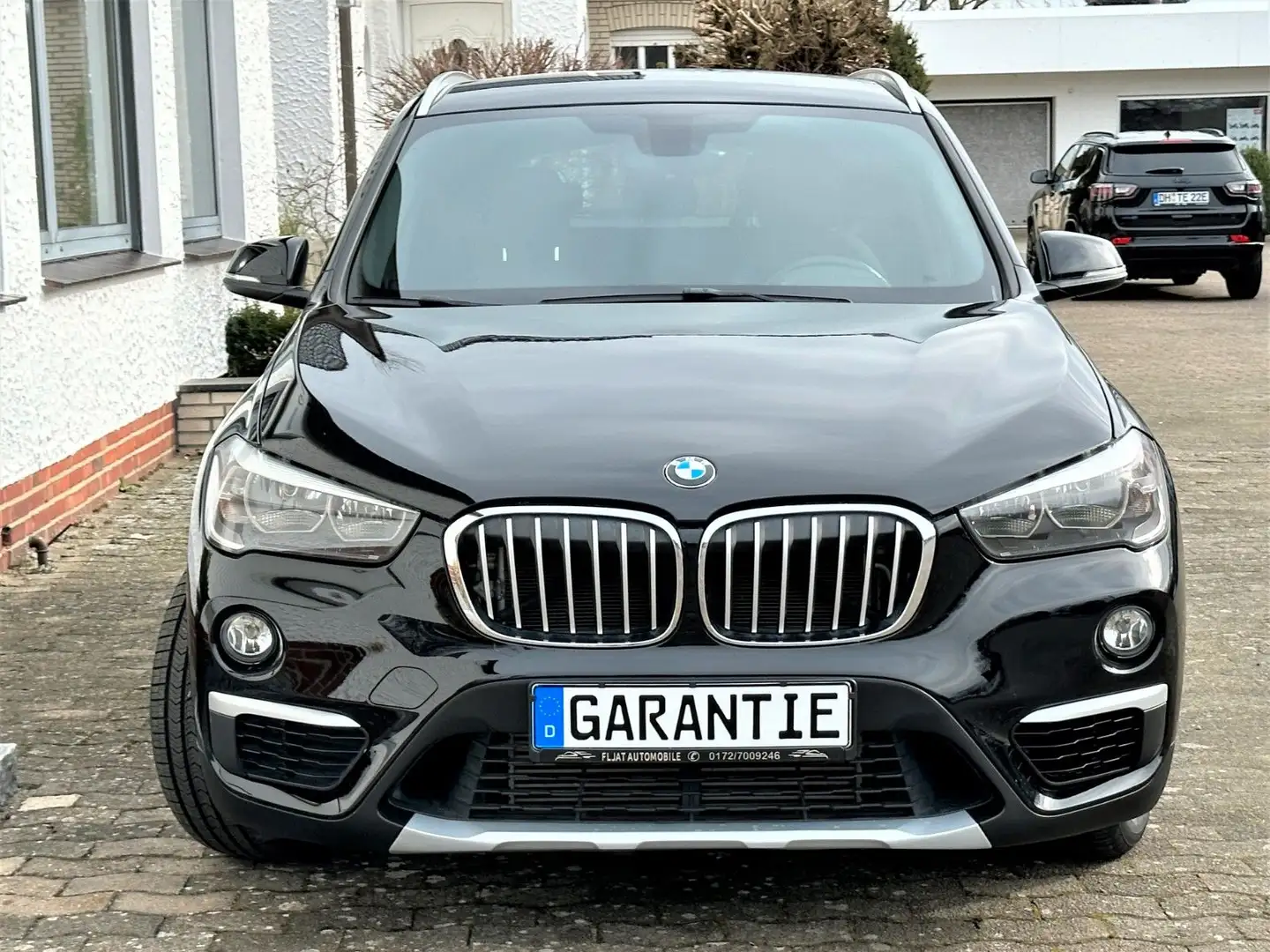BMW X1 xDrive28i A xLine Leder Navi Schwarz - 2