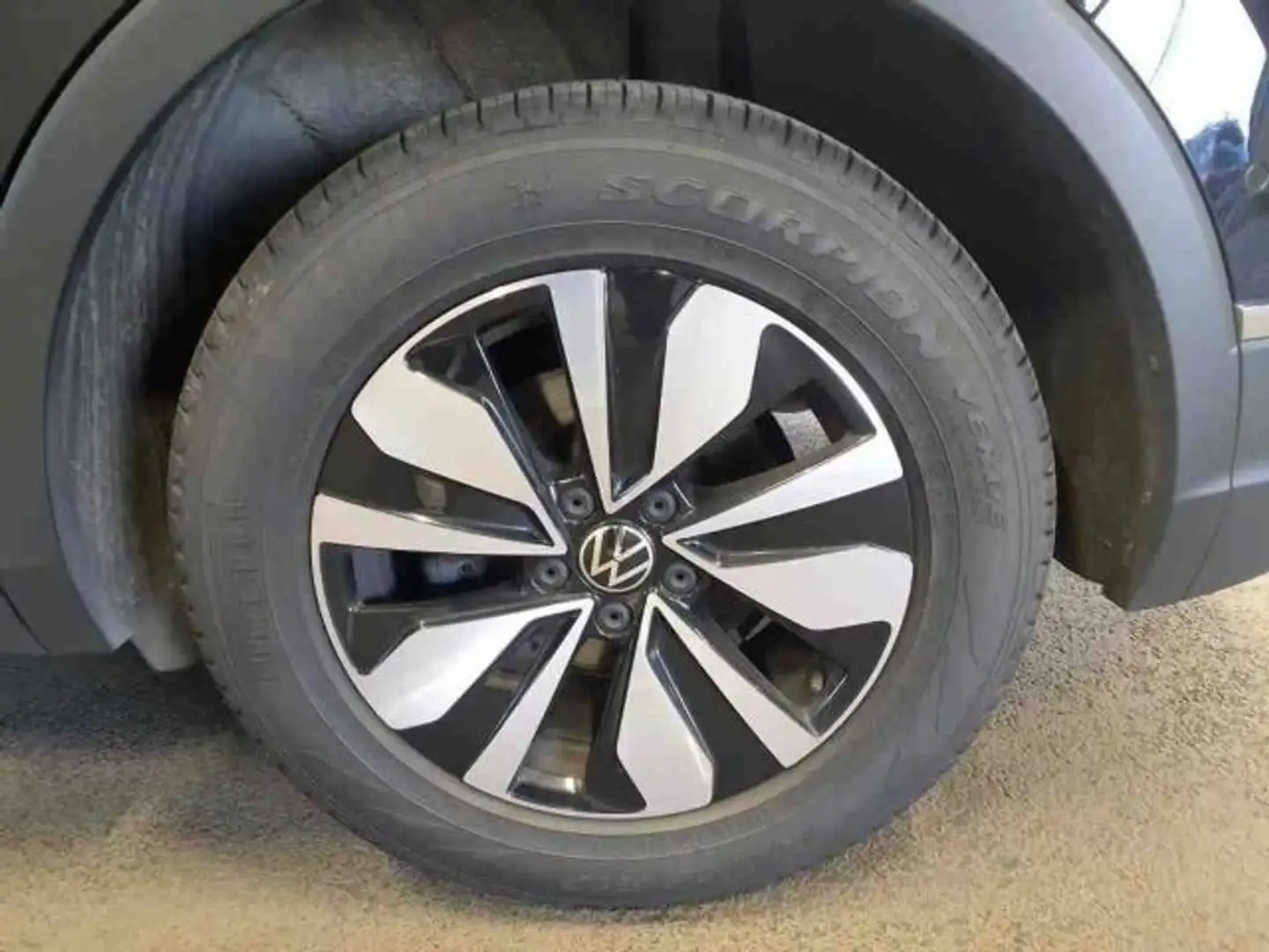 Volkswagen Tiguan Move 2.0 TDI DSG Zwart - 2