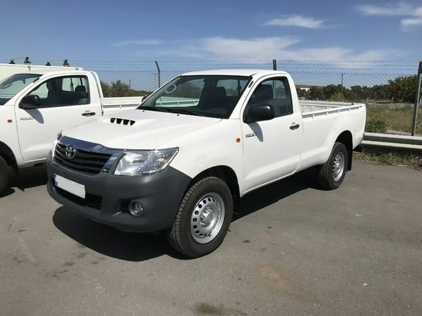 Toyota Hilux 2.5D-4D Cabina Sencilla GX 4x4 Blanco - 1