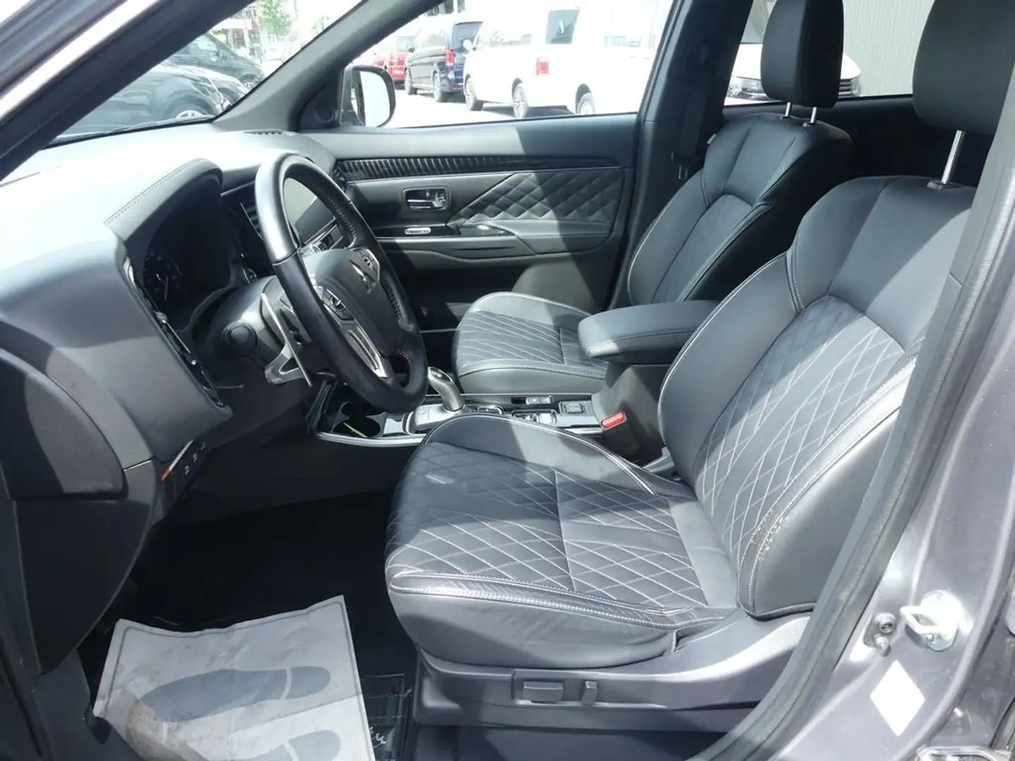 Mitsubishi Outlander 2.4 MIVEC 4WD PHEV Intro Edition Grey - 2