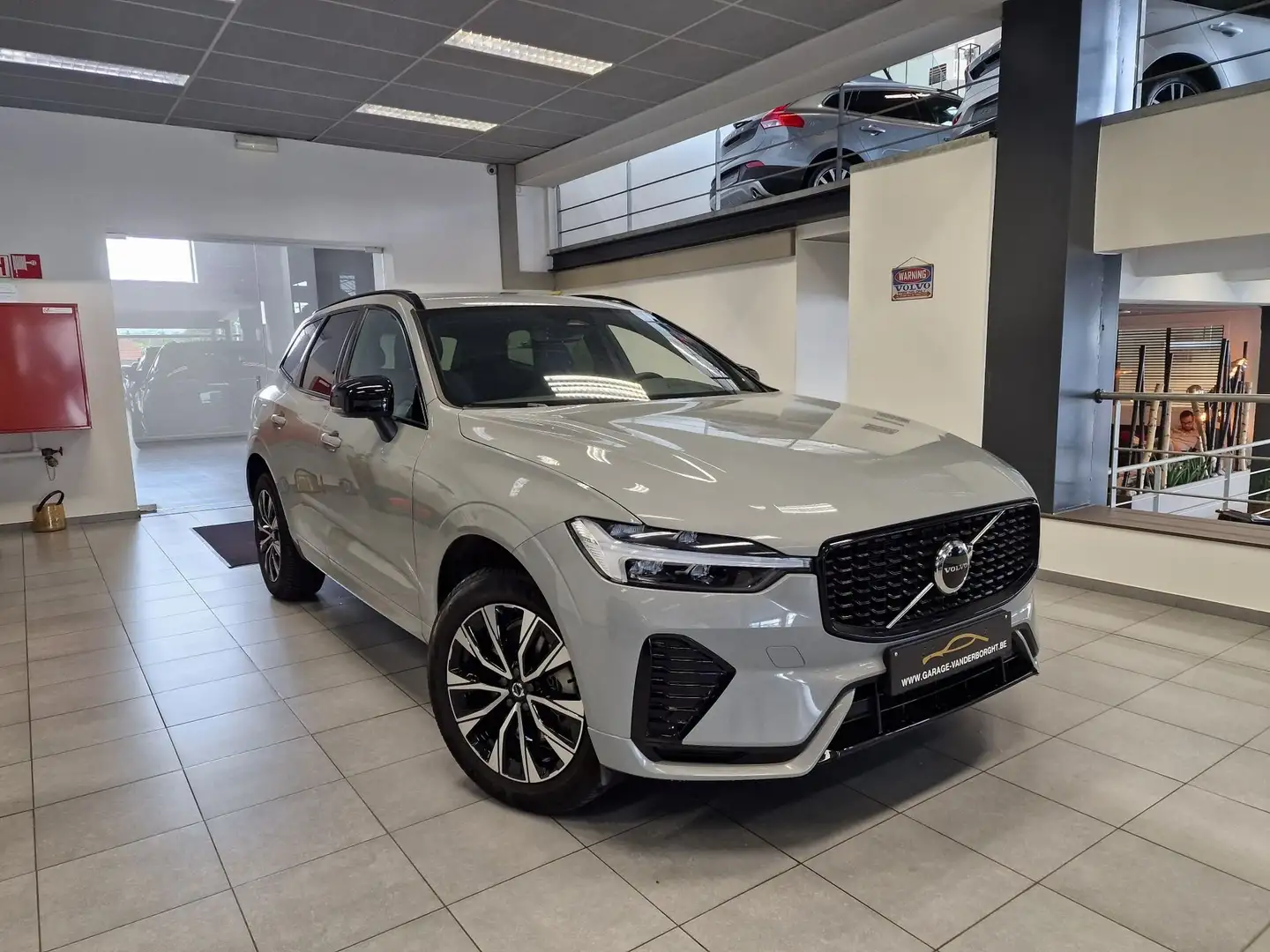 Volvo XC60 PLUS DARK B4 HYBRID BENZINE AUTOMAAT OPEN DAK Grijs - 1