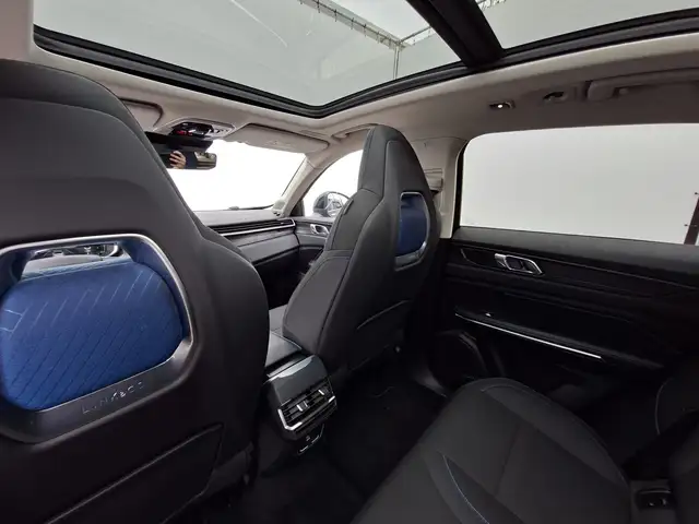 Lynk & Co 01 view 15