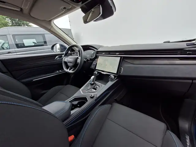 Lynk & Co 01 view 3