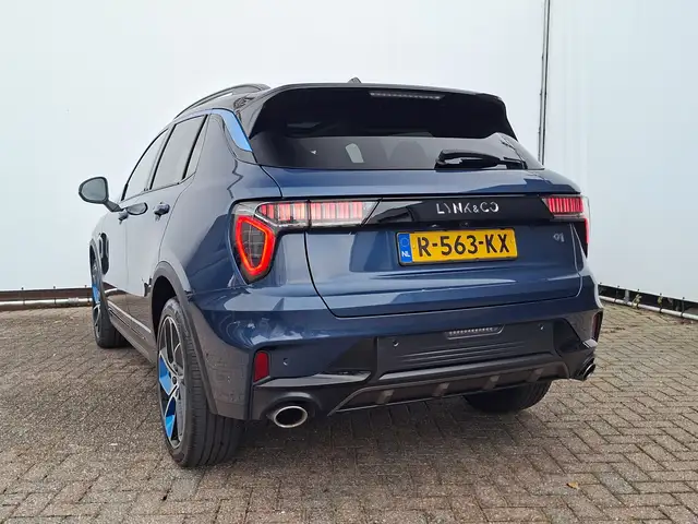Lynk & Co 01 view 2