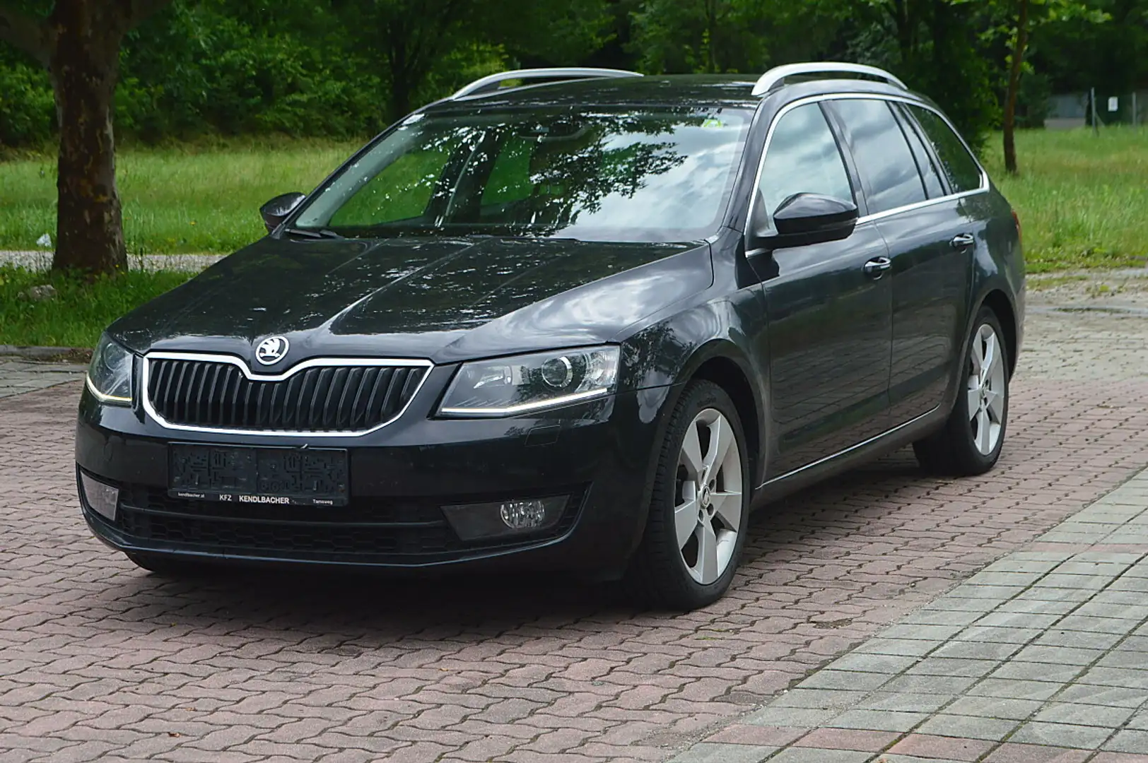 Skoda Octavia Combi 1,6 TDI 4x4+Xenon+NAVI+SHZ+ Schwarz - 2