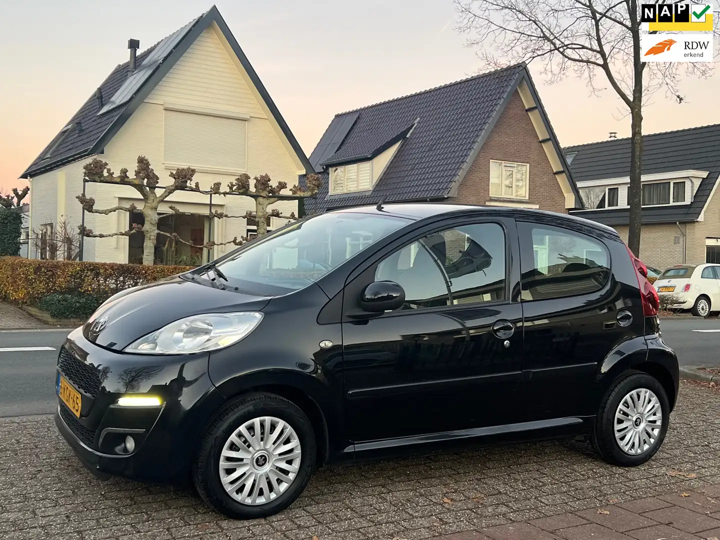 Peugeot 107 1.0 Exclusive 73.000 km NL-AUTO-NAP Noir - 1