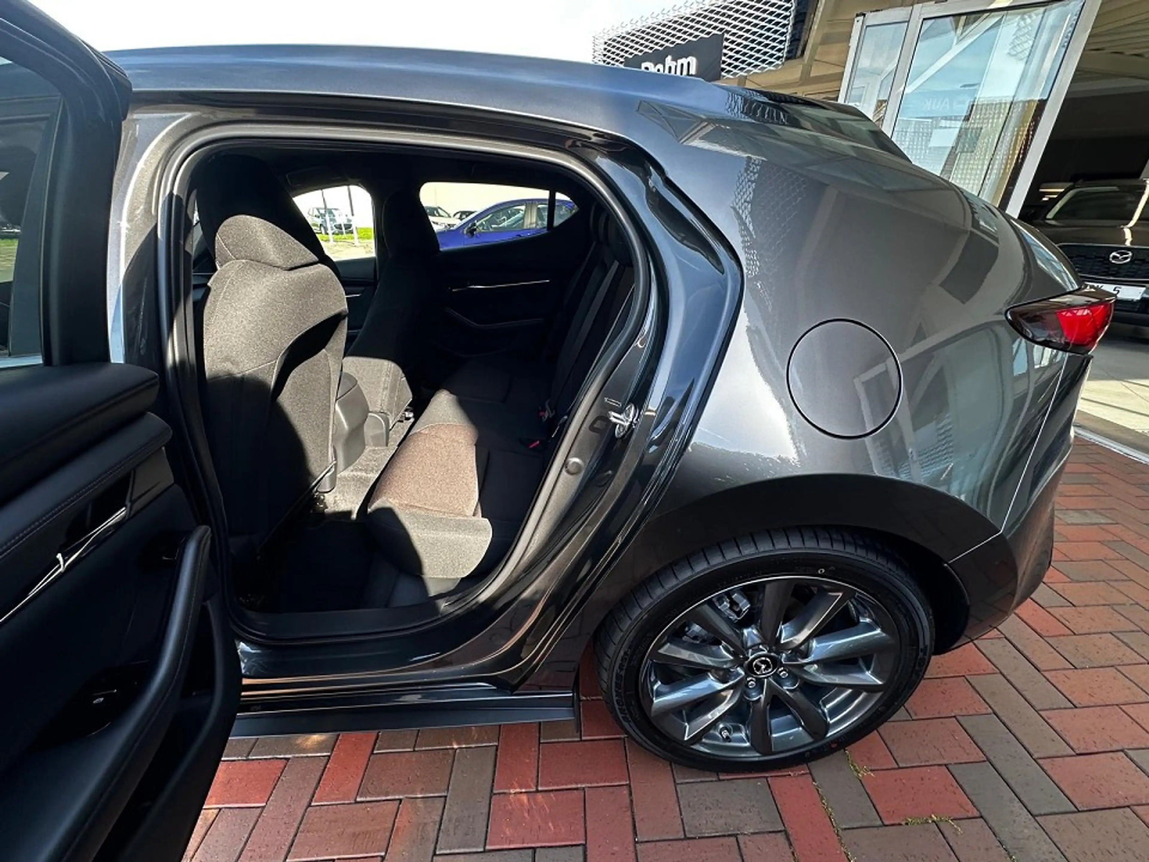 Mazda 3 2.5L e-SKYACTIV G 140ps — photo 9