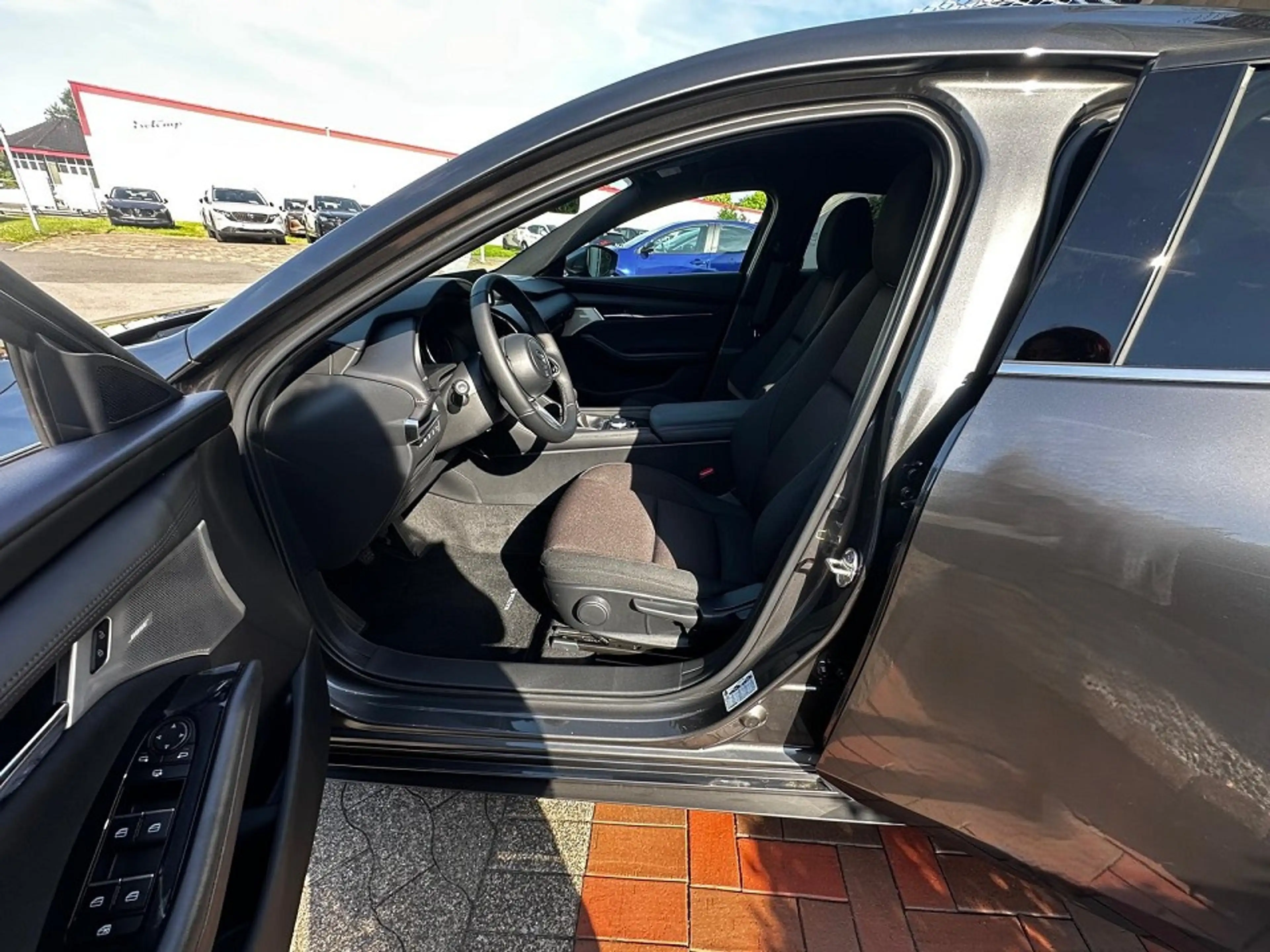 Mazda 3 2.5L e-SKYACTIV G 140ps — photo 8