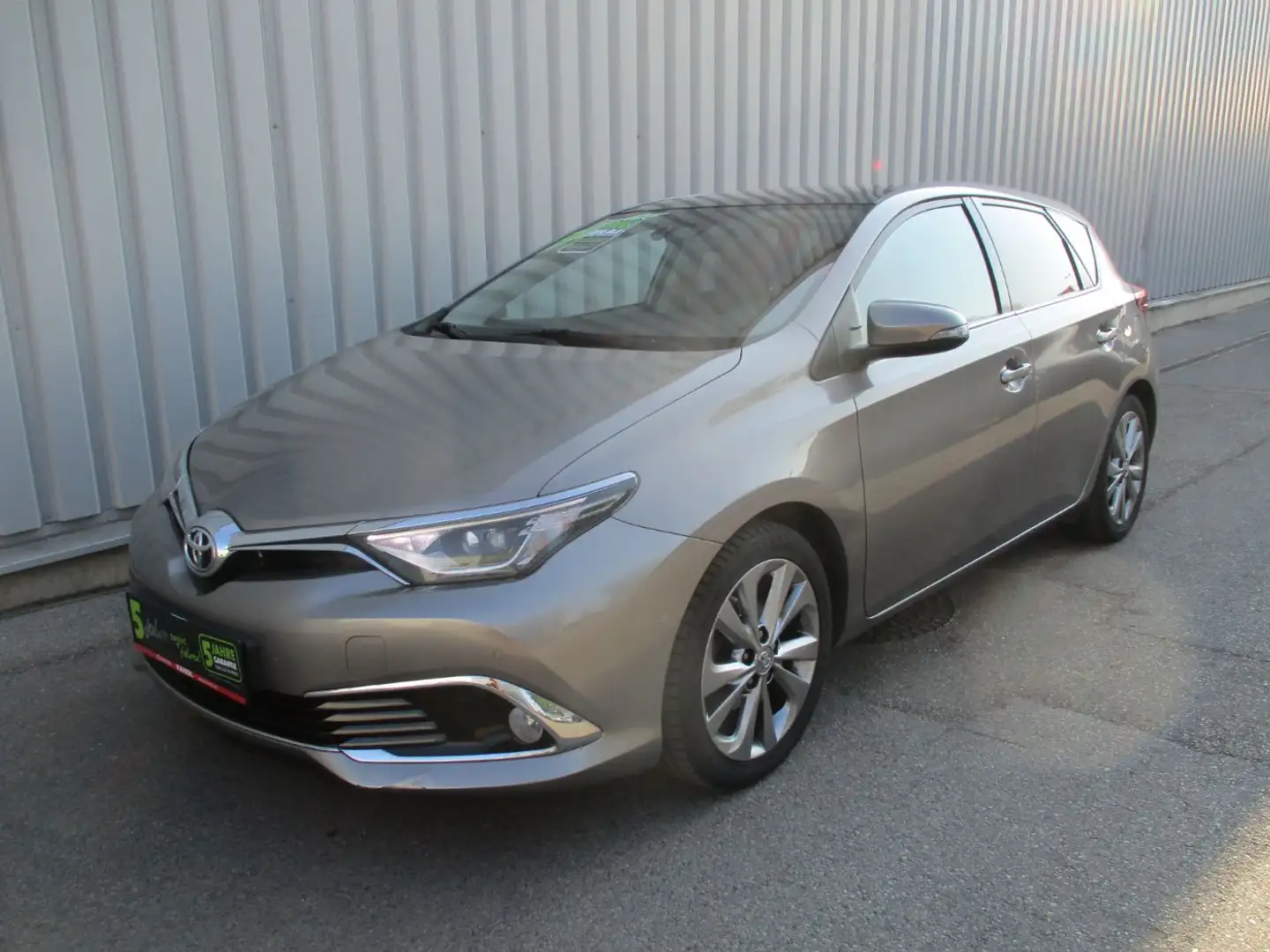 Toyota Auris 1.6 D-4D Lounge LED+Navi+Pano+SHZ+2xKlima Braun - 2