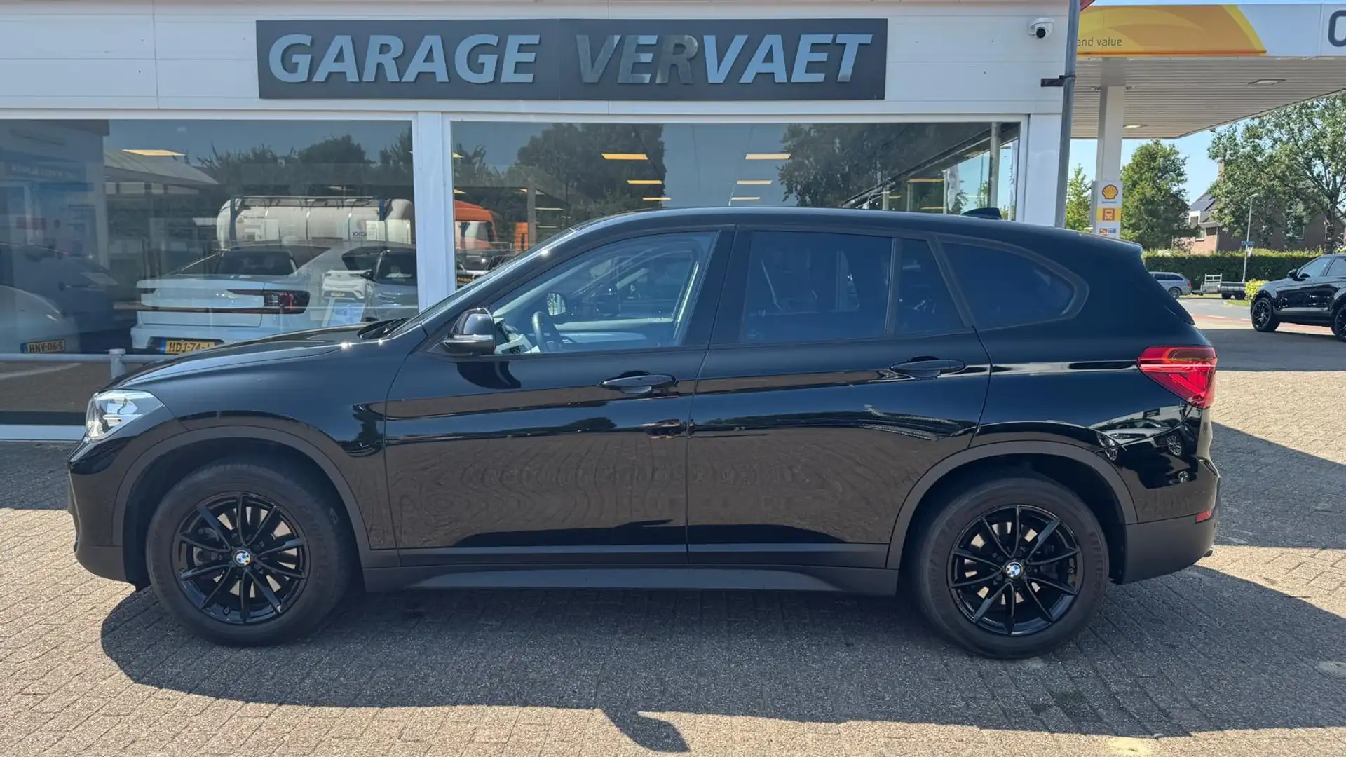 BMW X1 sDrive20i Executive Zwart - 1