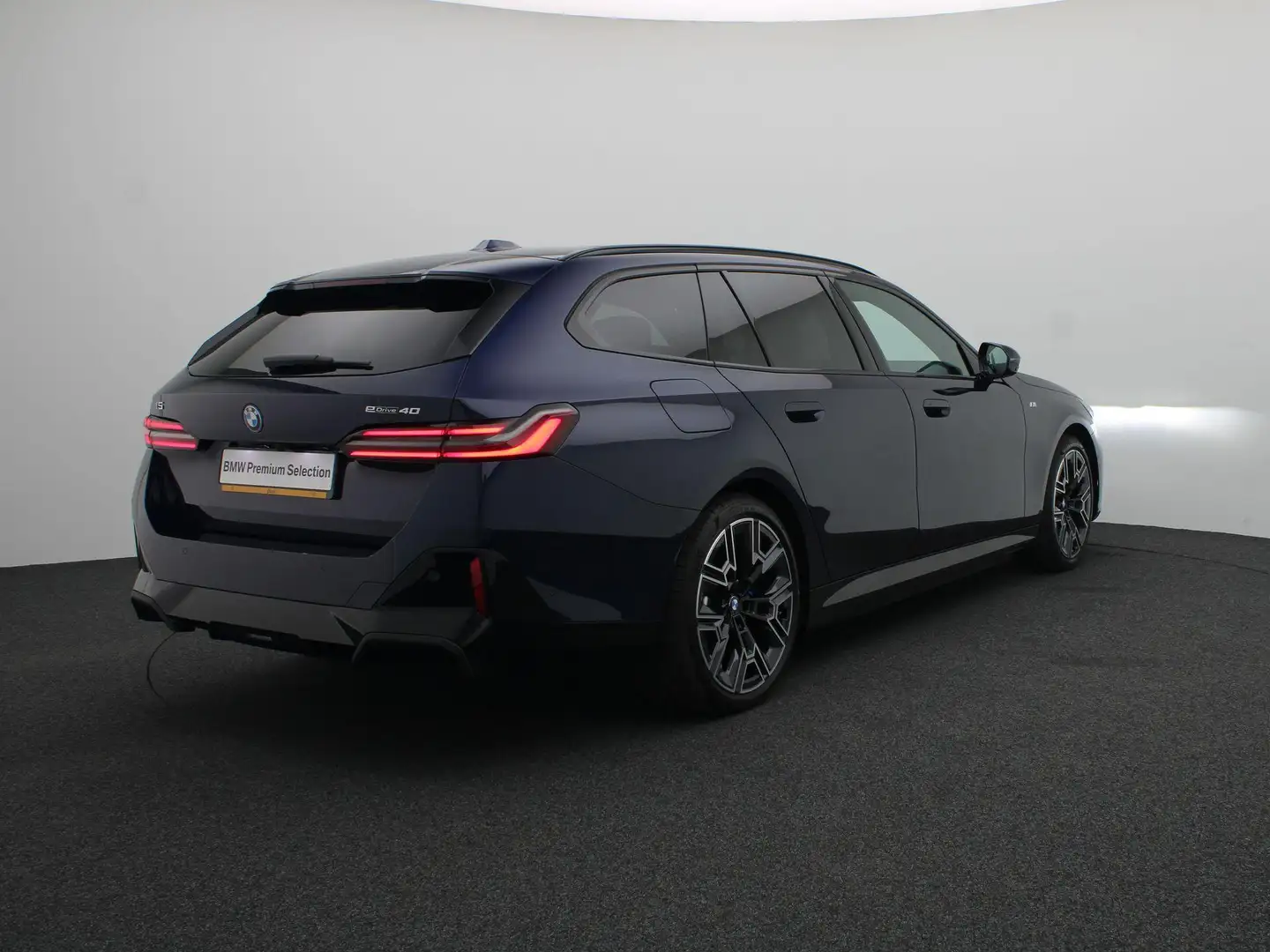 BMW i5 Touring eDrive40 M Sport Edition | Innovation Pack Blauw - 2