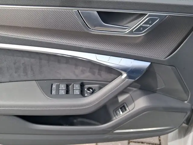 Audi RS6 view 8
