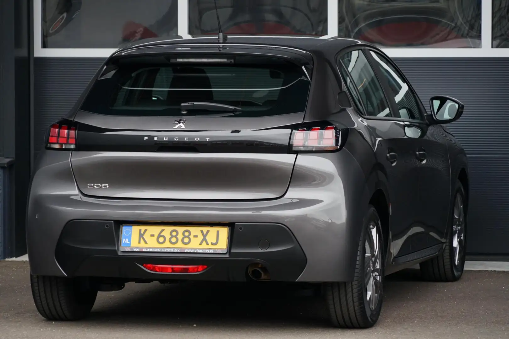 Peugeot 208 1.2 PureTech Active Pack, PDC, CarPlay, nw dis. Grijs - 2