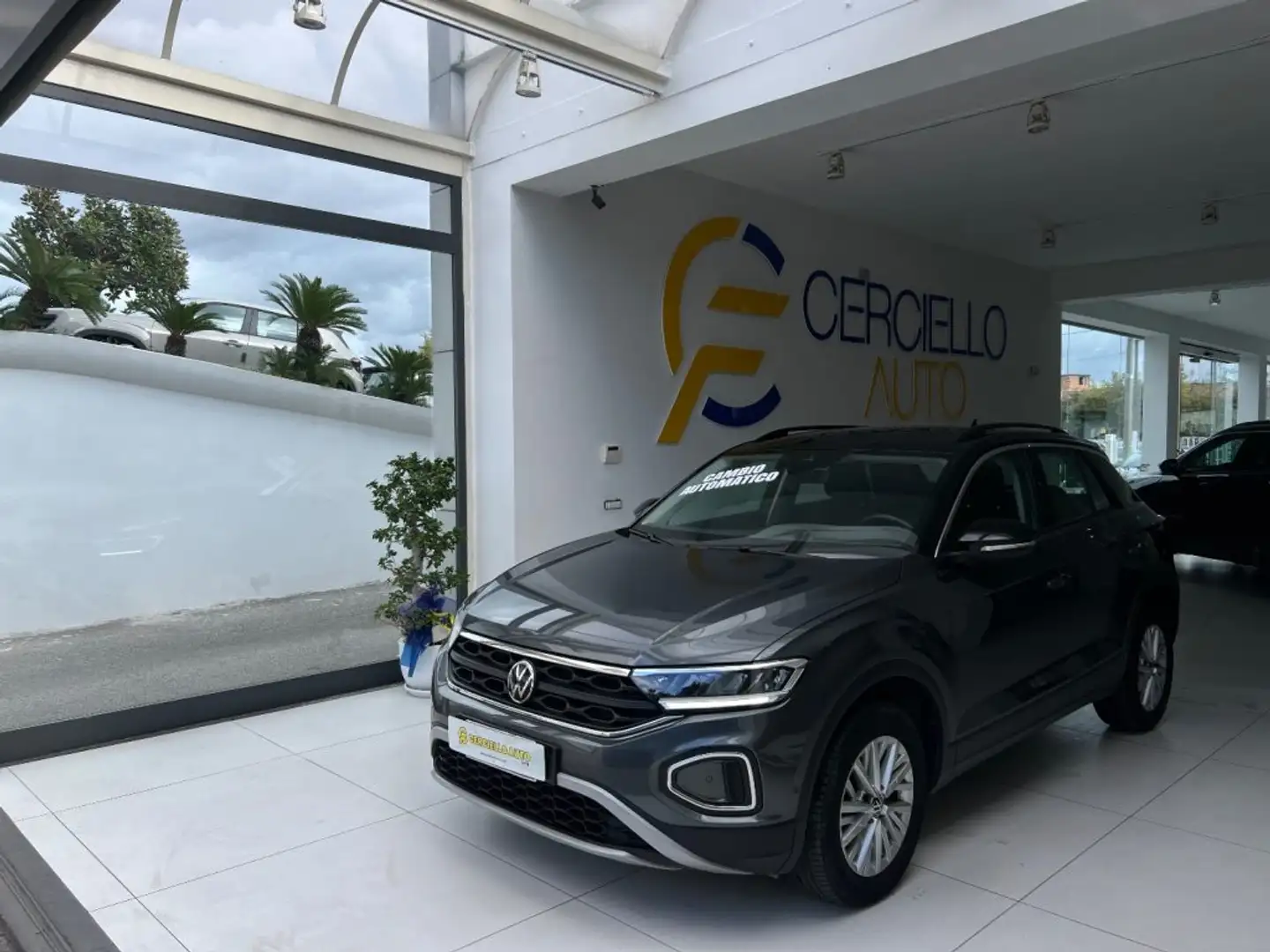 Volkswagen T-Roc 2.0 TDI SCR 150 CV DSG Life tua da €269,00 mensi Grigio - 1
