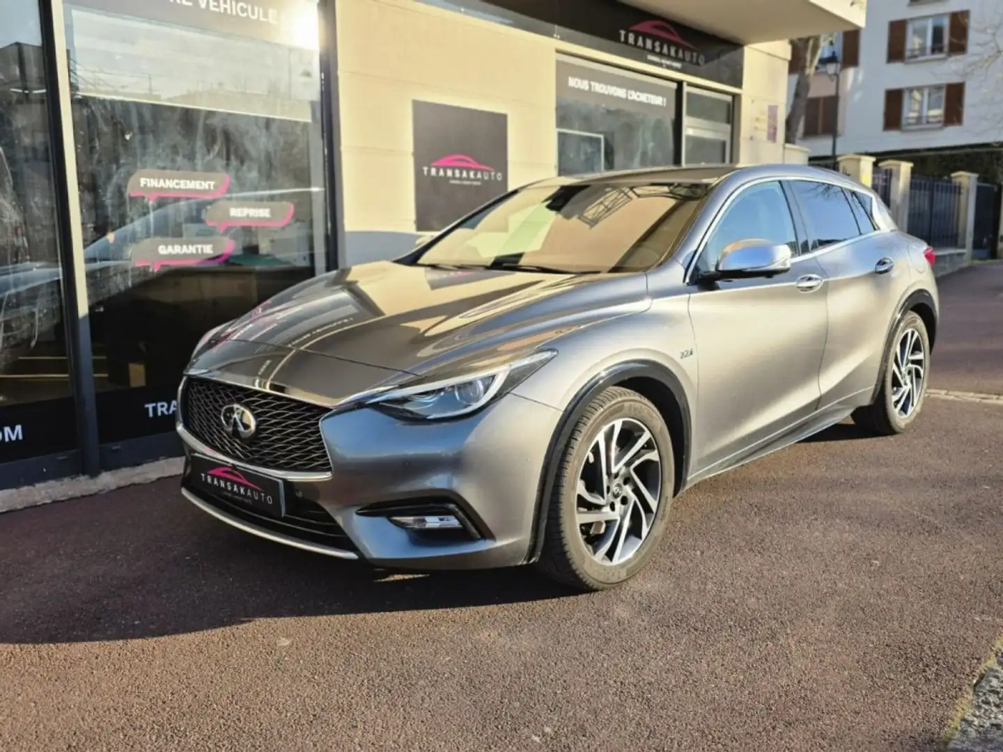 Infiniti Q30 2.2d 170 7DCT AWD Premium Tech Grau - 1