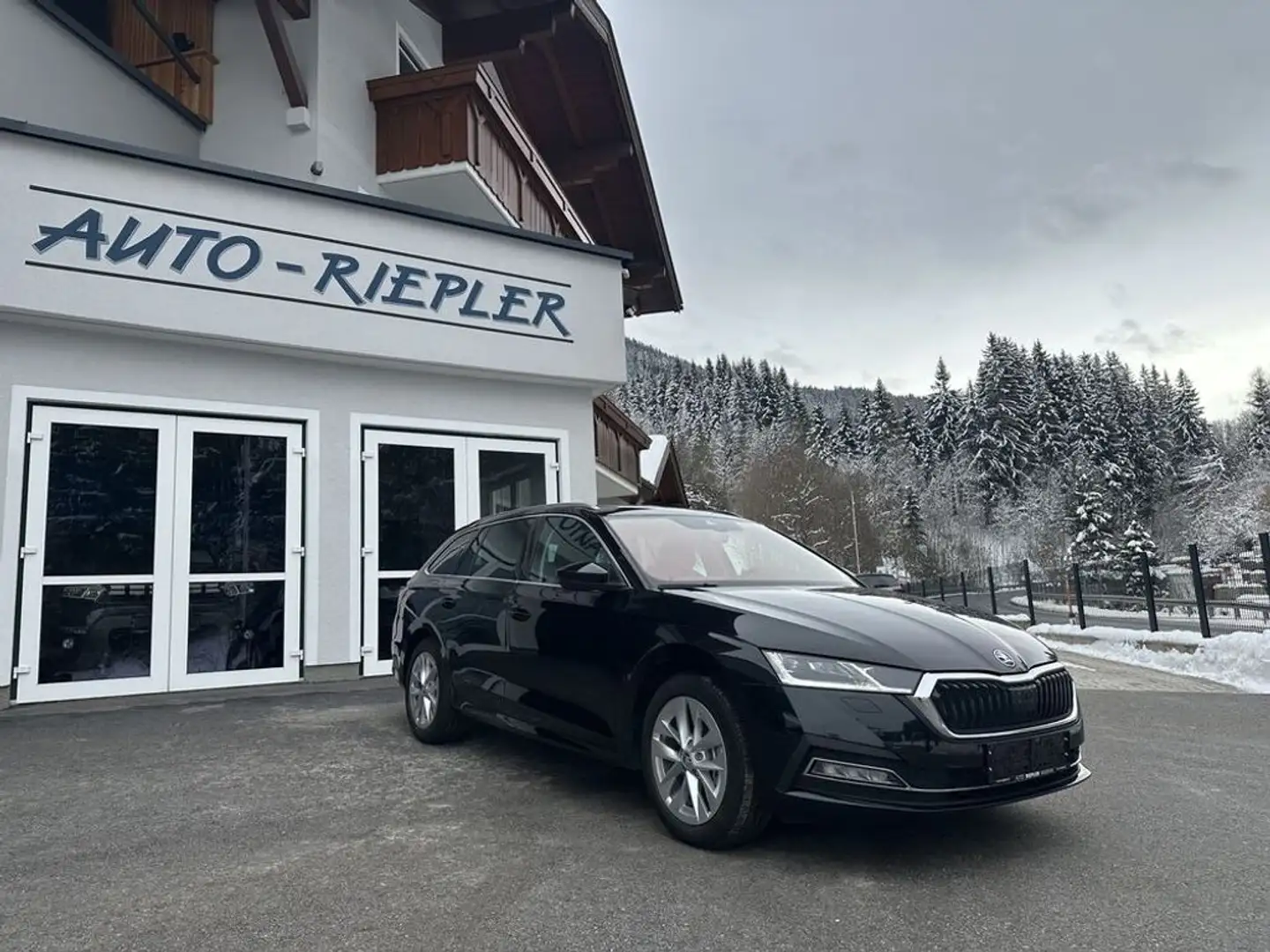 Skoda Octavia Combi 2,0 TDI DSG 4x4 Style Schwarz - 2