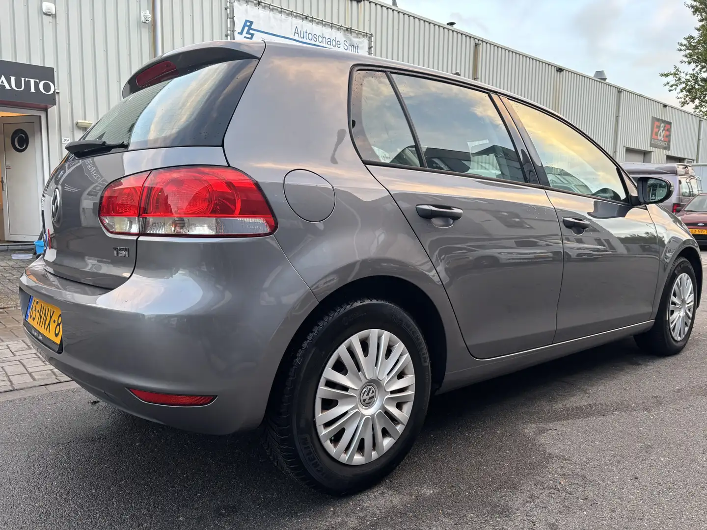 Volkswagen Golf 1.2 TSI BlueMotion / 5 DEURS / NIEUWE APK Grau - 2