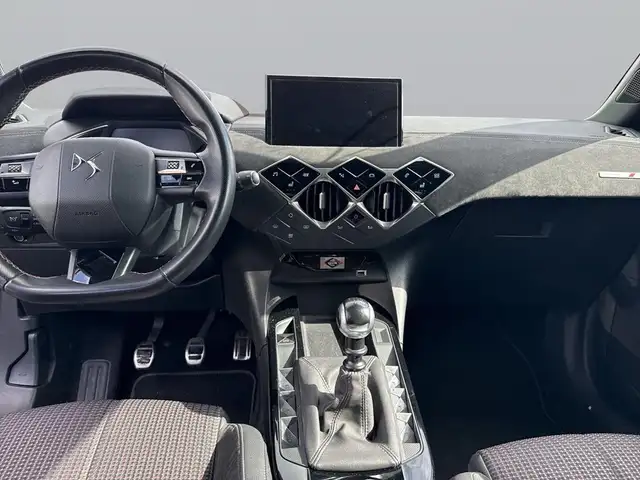 DS Automobiles DS 3 view 10